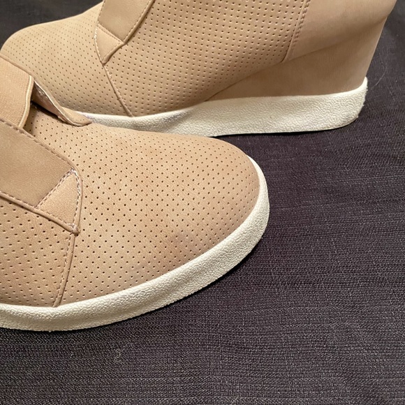 Cream color wedge sneakers. Size 10 - Picture 5 of 8